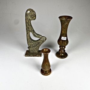 Lote anterior: Lote de Tres Piezas de Piedra: Figura Abstracta y Dos Floreros