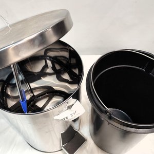 Papelera de Acero Inoxidable con Tacho Interior y Tapa Batiente, 12 Litros - imagen 3