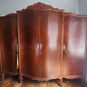 Lote anterior: Ropero Antiguo de Madera Oscura con Detalles Tallados