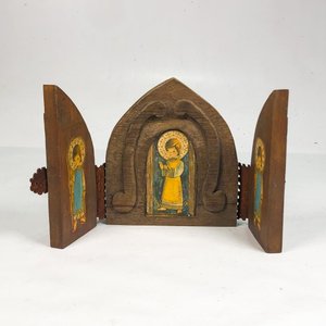 Tríptico Religioso Abatible en Madera con Figuras Infantiles - imagen 1