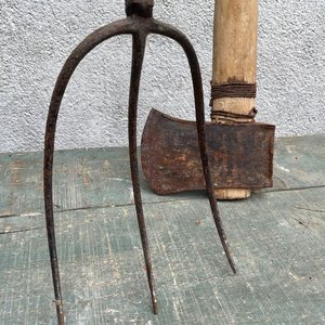 Hacha Antigua y Horquilla de Cuatro Púas - imagen 2