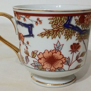 Taza Antigua de Porcelana Japonesa Estilo Imari con Detalles Pintados a Mano - imagen 2
