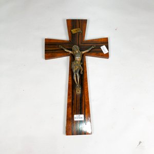 Cruz de Madera y Metal con Jesús Crucificado - imagen 3