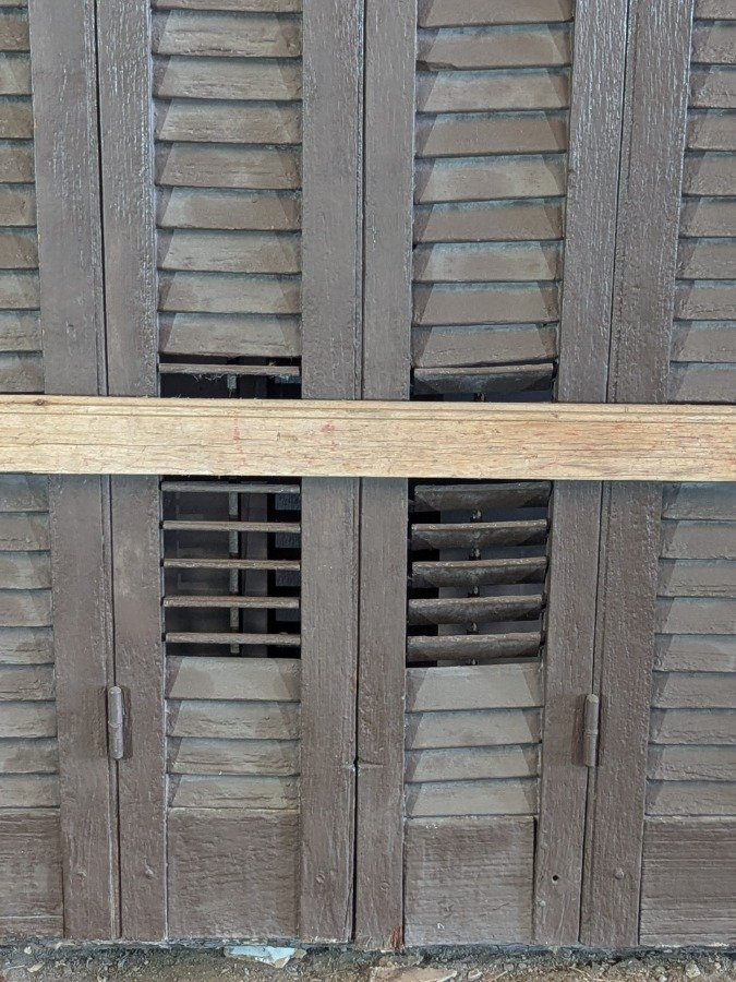 Ventana antigua con dos hojas batientes y banderola superior - imagen 7