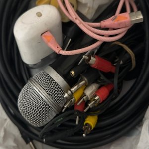 Lote siguiente: Micrófono con Cables y Adaptadores