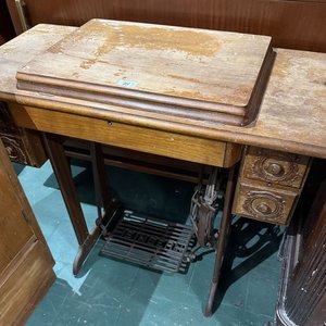 Máquina de Coser Antigua Singer con Mueble y Accesorios - imagen 2