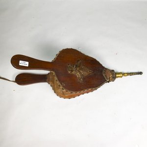 Soplador de Madera y Cuero con Apliques de Bronce - imagen 1