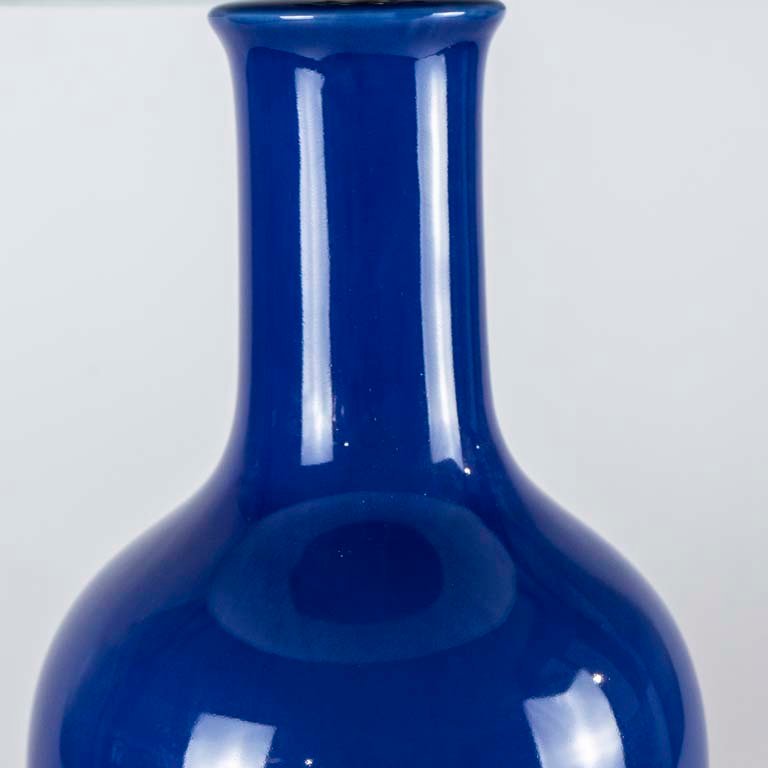 Lámpara de mesa de una luz en cerámica azul con base dorada - imagen 2