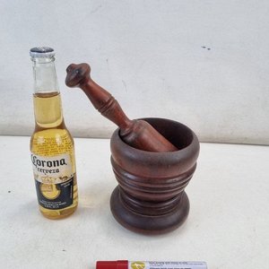 Lote siguiente: L 453 - 2 Piezas - Antiguo mortero con mazo de madera torneada, ideal para uso en cocina o como pieza decorativa de estilo rústico