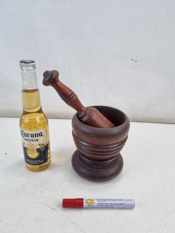 L 453 - 2 Piezas - Antiguo mortero con mazo de madera torneada, ideal para uso en cocina o como pieza decorativa de estilo rústico