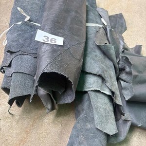 Lote siguiente: Lote de Recortes de Cuero Natural Negro