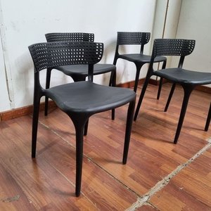 Set de 4 Sillas Negras de Plástico Inyectado con Respaldo Perforado - imagen 4