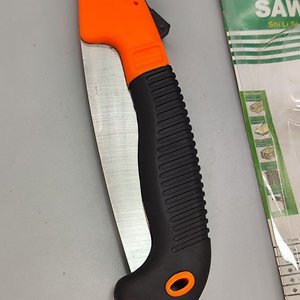 Serrucho de Poda Plegable Tipo Navaja con Mango Naranja y Negro - imagen 4