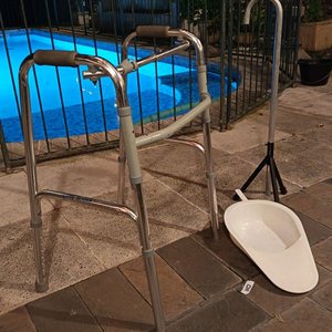 Andador Plegable, Bastón de Tres Patas y Chata Plástica Ortopédica - imagen 6
