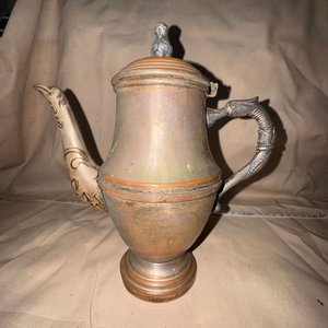 Lote anterior: Antigua Cafetera/Chocolatera Metálica Plateada Estilo Historicista