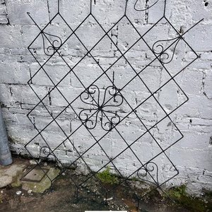 Lote siguiente: Reja de Hierro Forjado para Ventana con Diseño Ornamental