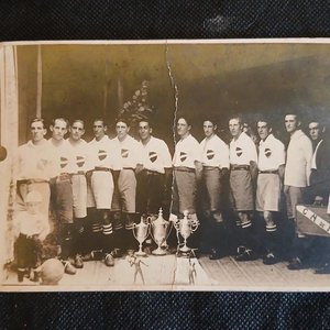 Lote anterior: Tarjeta Postal Antigua: Plantel Club Nacional de Football con Trofeos (c. 1920s)