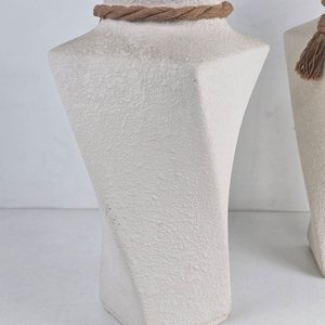 Par de Jarrones Decorativos Altos Blancos con Detalle de Soga - imagen 5