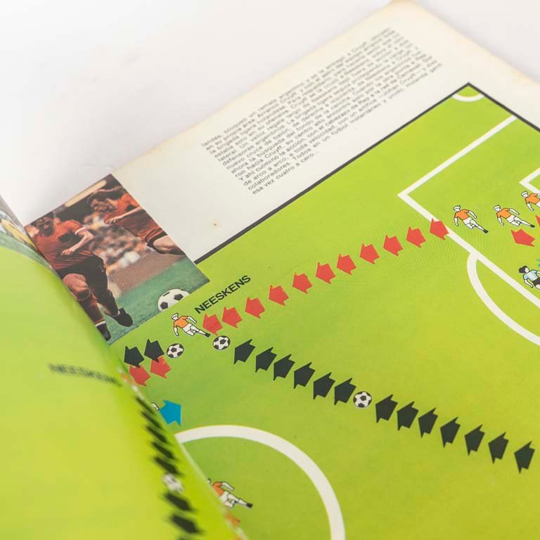 Libro de Fútbol Vintage con Fotografías y Diagramas Tácticos - imagen 3