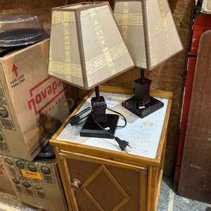 Lote siguiente: Par de Lámparas de Mesa con Pantallas Cuadradas
