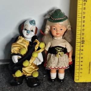 Dos Muñecos Antiguos de Porcelana: Payaso y Niña Típica - imagen 1