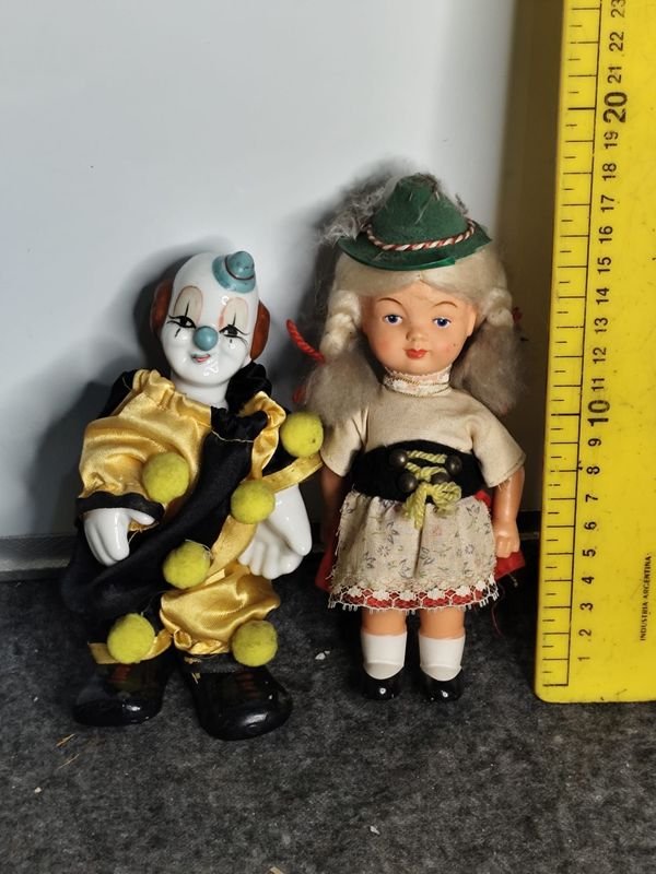 Dos Muñecos Antiguos de Porcelana: Payaso y Niña Típica