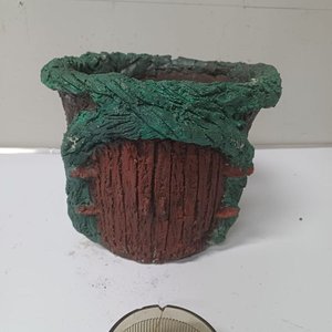 Maceta Decorativa Marrón con Borde Verde y Diseño de Puerta - imagen 4