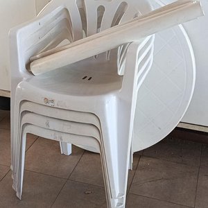 Mesa Redonda de PVC Blanca con 4 Sillas Apilables - imagen 5