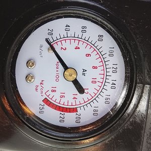 Aspiradora de Mano 12V Bordo y Compresor de Aire 12V con Manómetro y Luz - imagen 9
