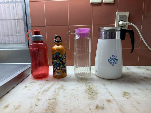 Lote de Jarras y Botellas: Roja, Cantimplora Plus, Vidrio y Térmica Blanca - imagen 1