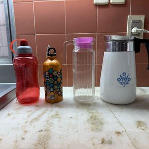 Lote de Jarras y Botellas: Roja, Cantimplora Plus, Vidrio y Térmica Blanca - imagen 1