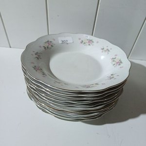 Lote siguiente: Juego de 10 Platos Hondos con Diseño Floral y Borde Dorado