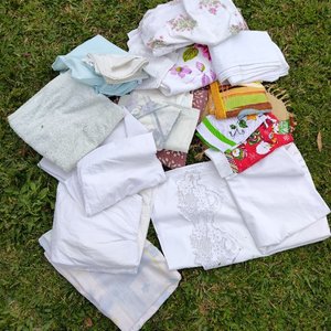 Lote de Textiles para el Hogar: Almohadones, Manteles, Sábanas y Toallas Bordadas - imagen 2