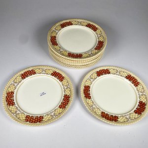 Lote siguiente: Doce platos llanos de loza inglesa, borde decorados diámetros 25,5 cm