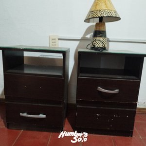 Dos mesitas de luz MDF y una lámpara.  - imagen 3