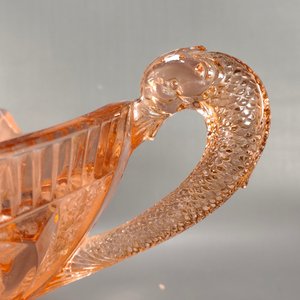Centro de Mesa Vintage de Vidrio Rosa con Asas y Relieves Mitológicos - imagen 3
