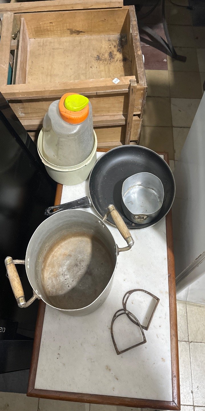 Olla y Sartén con Estribos Pequeños