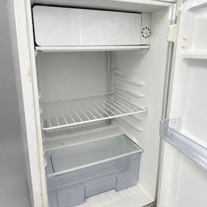 Heladera Queen 96 L con Freezer Superior y Puerta Reversible - imagen 3