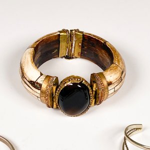 Lote de 6 Piezas: Brazaletes y Aretes de Materiales Variados - imagen 3