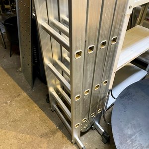 Escalera Plegable de Aluminio Cuatro Tramos Usada - imagen 4