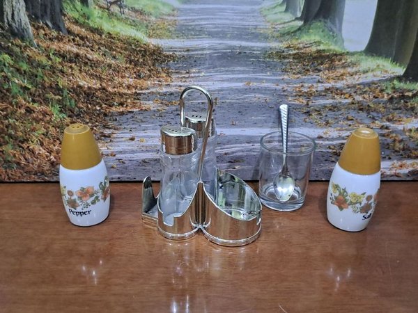 Conjunto de condimenteros en vidrio con soporte, vaso y cuchara más dos especieros en vidrio opalina - imagen 1