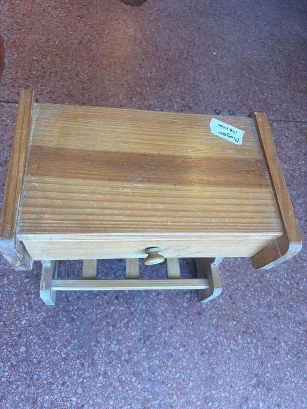 Mesa tipo rack antigua con cajón de madera - imagen 2