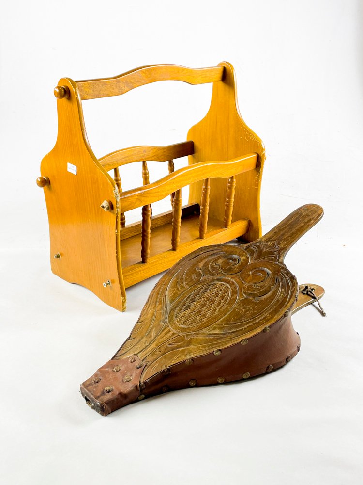 Revistero de Madera y Fuelle Decorativo