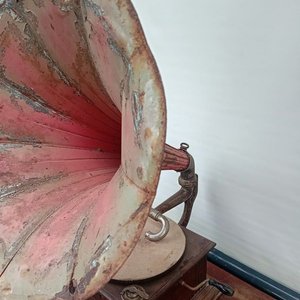 Gramófono Antiguo con Bocina Exterior Roja Desgastada - imagen 5