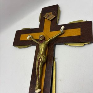 Crucifijo de Bronce y Madera con Detalles Dorados - imagen 1