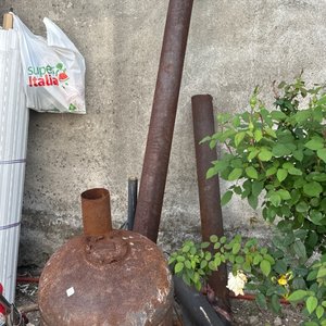 Lote siguiente: Estufa a leña antigua con caños de metal
