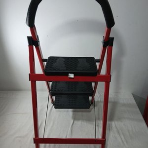 Escalera Plegable de 3 Escalones Roja con Agarre Negro - imagen 3