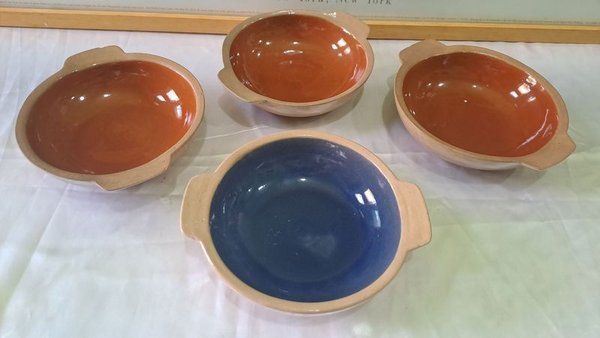 Cuatro tazas de barro con colores, mínima chapa en su borde - imagen 1