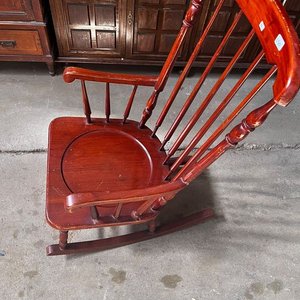 Lote siguiente: Mecedora Clásica de Madera Oscura
