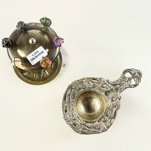 Set de Dos Piezas: Soporte con Pinchos y Colador de Té en Metal Labrado - imagen 2